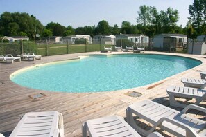 Outdoor pool, pool loungers - Camping Val de Boutonne (Saint-Jean-d'Angély)