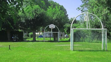 Área de juegos infantiles al aire libre