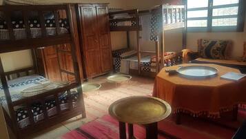 Phòng tập thể, không hút thuốc, phòng tắm dùng chung (4 Pax) | Bàn, màn/rèm cản sáng, bàn ủi/dụng cụ ủi quần áo