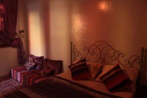 Chambre Double, non-fumeurs, salle de bains commune | Bureau, rideaux occultants, fer et planche à repasser