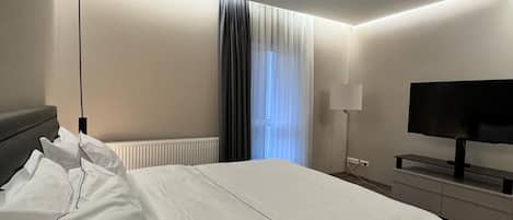 Habitación individual Deluxe | 1 habitación, espacio para trabajar con laptop y cortinas blackout