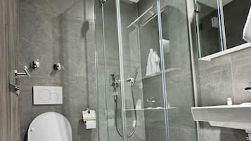 Deluxe Single Room | Bathroom | Shower, free toiletries, slippers, towels