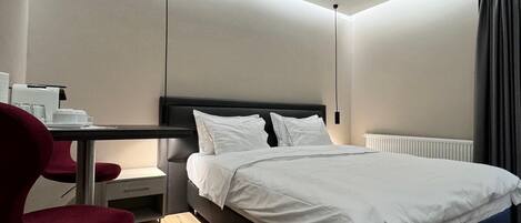 1 habitación, muebles diferentes y espacio para trabajar con laptop