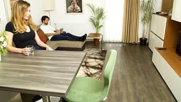 Apartemen Klasik | 1 kamar tidur, ruang kerja ramah laptop, dan tirai kedap cahaya