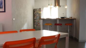 Luxury-Suite, Sauna, Talblick | Essbereich im Zimmer