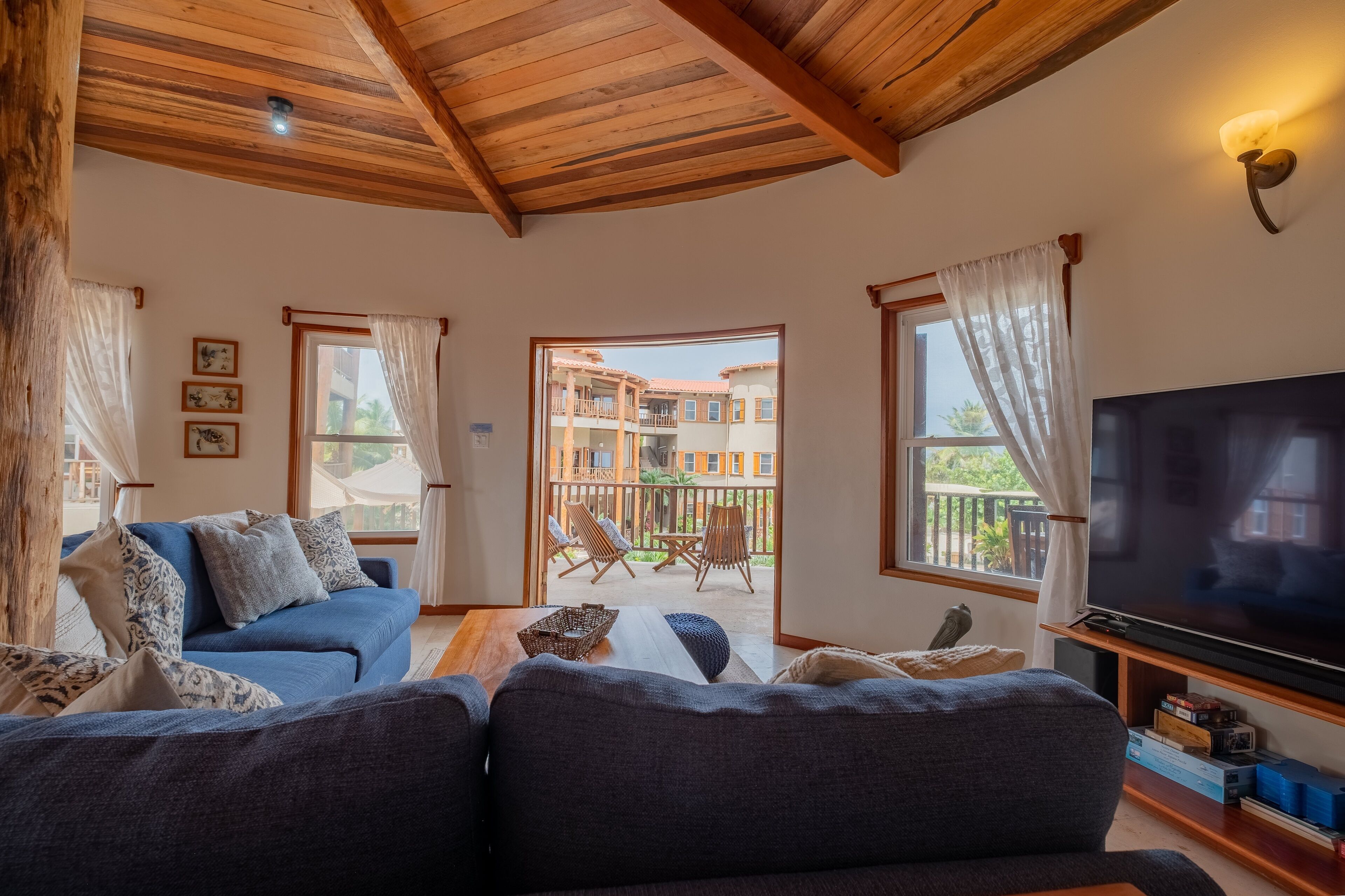 Condo, 3 Bedrooms | Ruang tamu | TV 