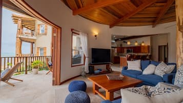 Condo, 3 phòng ngủ | Khu phòng khách | TV