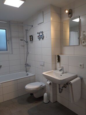 Comfort-Doppelzimmer | Badezimmer