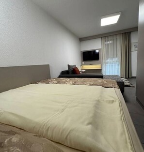 1 Schlafzimmer, Allergikerbettwaren, Zimmersafe, individuell dekoriert