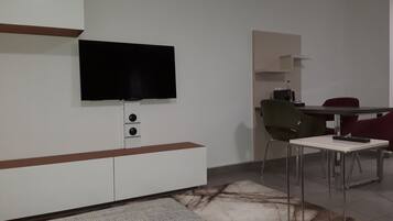 Comfort-Doppelzimmer | Wohnbereich | Smart-TV