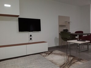 Habitación Confort doble | Zona de estar | Una Smart TV