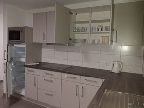 Habitación Confort doble | Cocina privada | Nevera en la zona común, microondas, placa de cocina y lavavajillas