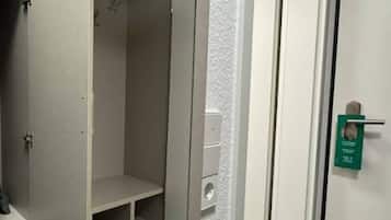 1 Schlafzimmer, Allergikerbettwaren, Zimmersafe, individuell dekoriert