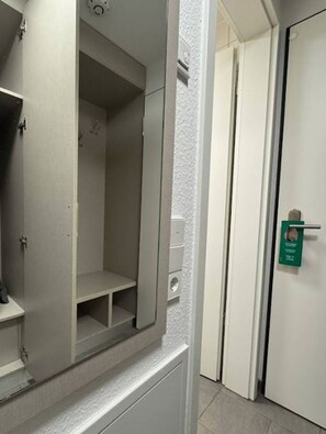 1 Schlafzimmer, Allergikerbettwaren, Zimmersafe, individuell dekoriert