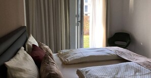 1 makuuhuone, allergiatestatut vuodevaatteet, tallelokero huoneessa