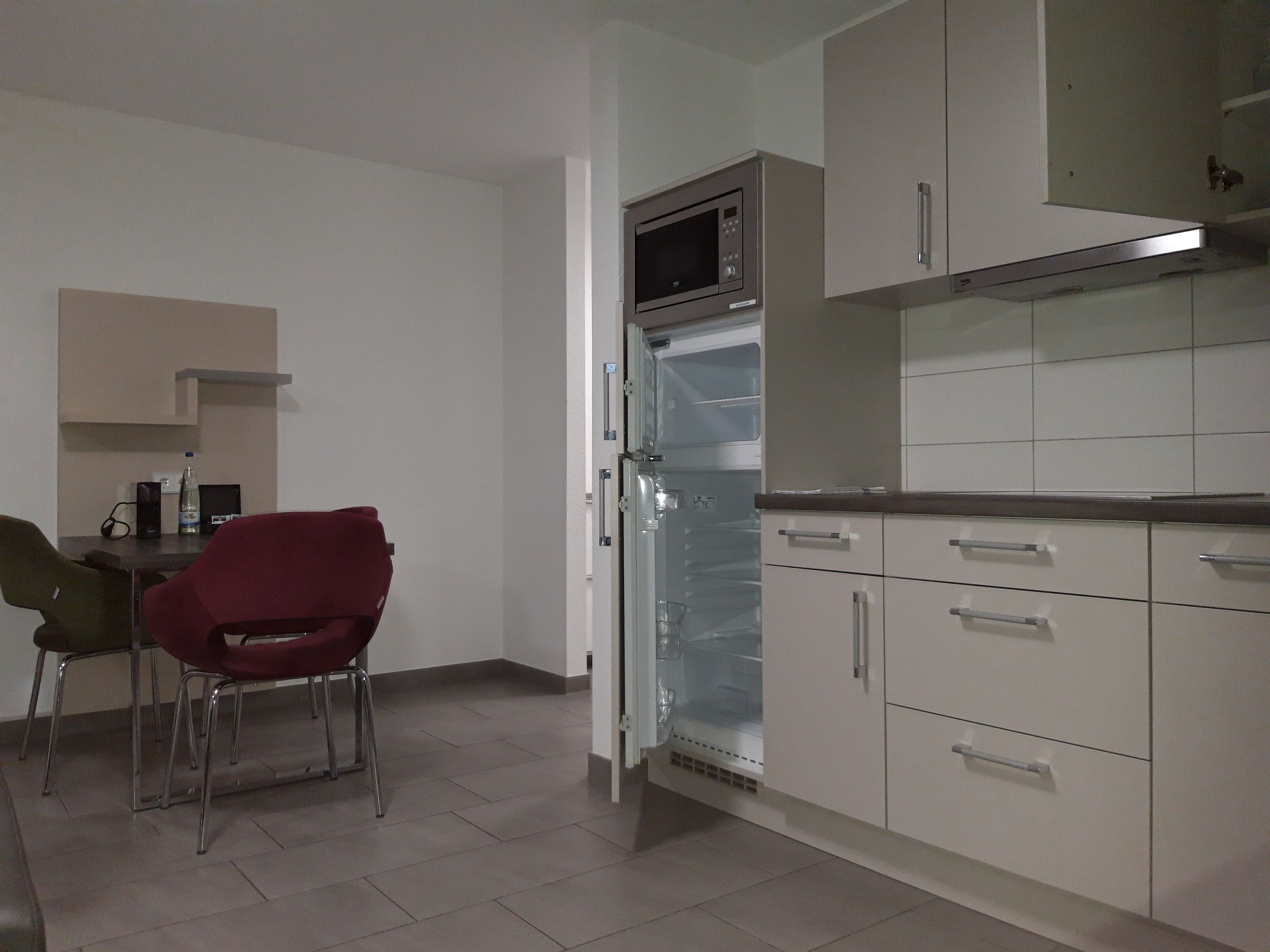 Quarto casal conforto | Cozinha privada | Refrigerador em uma área comum, micro-ondas, cooktop, lava-louças