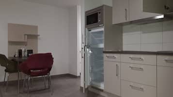 Quarto casal conforto | Cozinha privada | Refrigerador em uma área comum, micro-ondas, cooktop, lava-louças