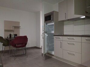 Comfort-Doppelzimmer | Eigene KĂŒche | KĂŒhlschrank, Mikrowelle, Herdplatte, GeschirrspĂŒler