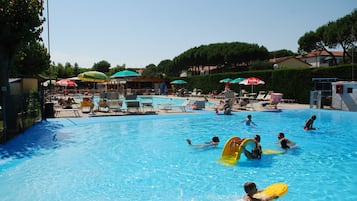 Una piscina al aire libre de temporada