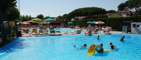 Una piscina al aire libre de temporada