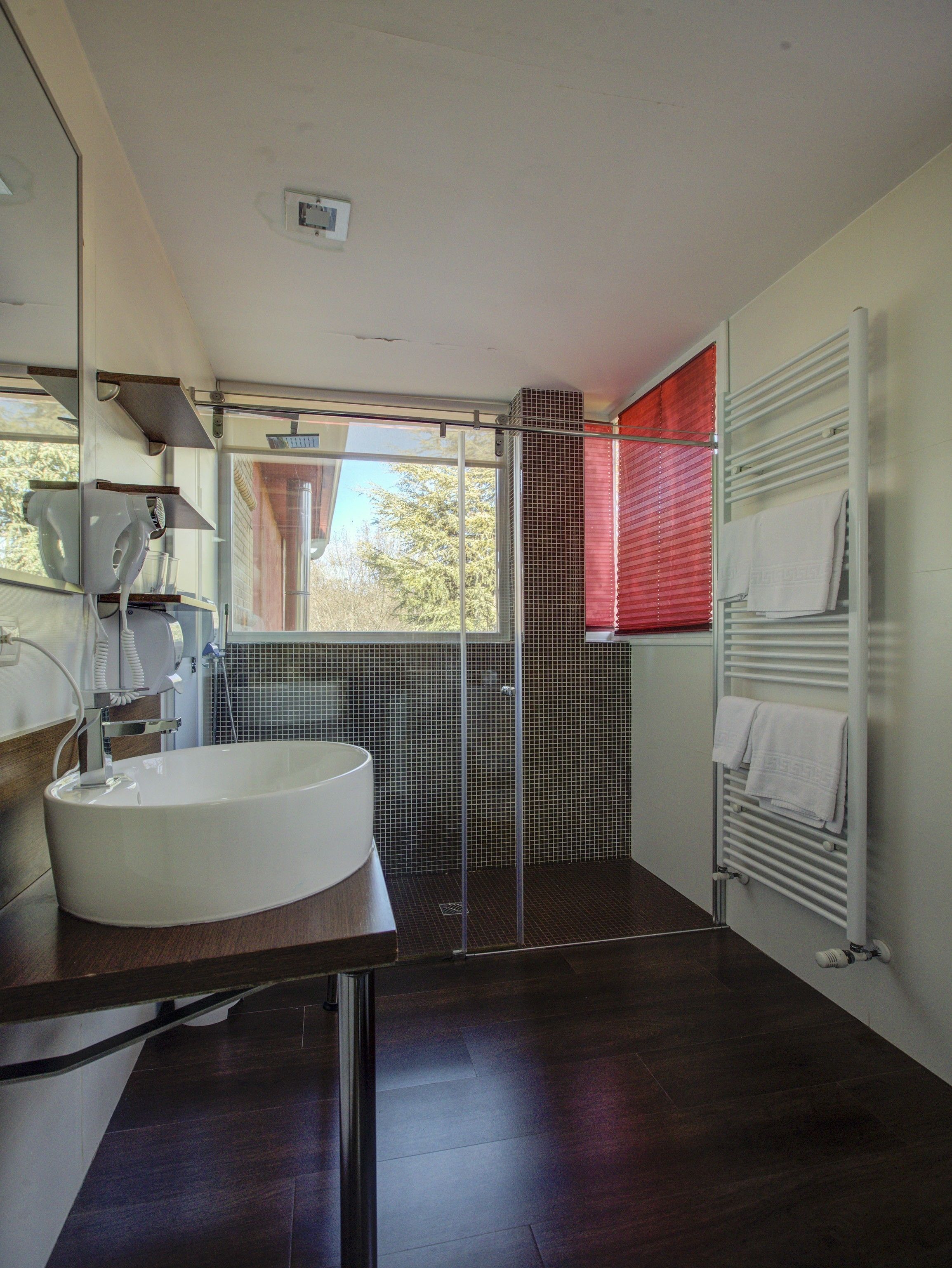 Suite junior, no fumadores | Baño | Ducha, artículos de higiene personal gratuitos y secador de pelo