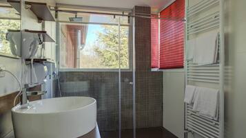Suite junior, no fumadores | Baño | Ducha, artículos de higiene personal gratuitos y secador de pelo