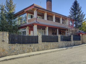 Front of property - B&B Concha (Becerril de la Sierra)