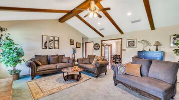 Casa, 3 habitaciones | Zona de estar | Una televisión