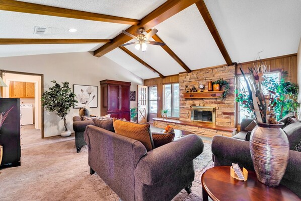 House, 3 Bedrooms | Interior - Stead House-3bd/2ba, Ttu, Fall Specials! 3 Bedroom Home by RedAwning (Lubbock)