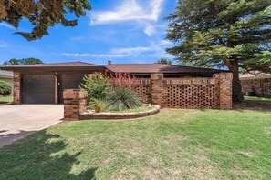 House, 3 Bedrooms | Property grounds - Stead House-3bd/2ba, Ttu,  Fall Specials! 3 Bedroom Home by RedAwning (Lubbock)