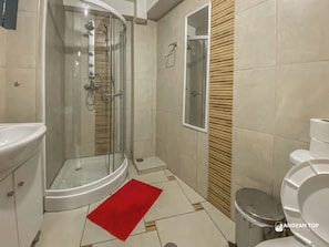 Apart 9 | Salle de bain | Douche, sĂšche-cheveux, serviettes fournies, papier toilette