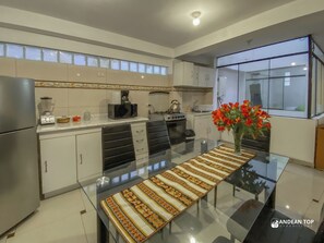 Réfrigérateur, micro-ondes, cafetiÚre/bouilloire