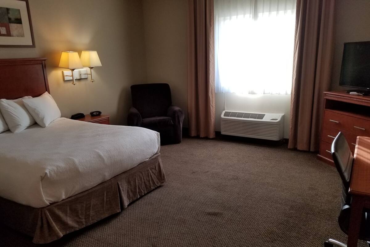 Suite estudio estándar, 1 cama Queen size, para no fumadores | Cortinas blackout, tabla de planchar con plancha y wifi gratis