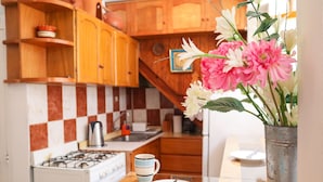 Appartement, 2 chambres, cuisine (2 double + 1 twin) | Cuisine privée | Réfrigérateur, four à micro-ondes, vaisselle et ustensiles