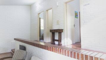 Alpehytte, 2 soverom, ikke-røyk | Oppholdsrom | Flatskjerm-TV