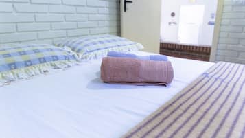 2 kamar tidur, kedap suara, dan setrika/meja setrika