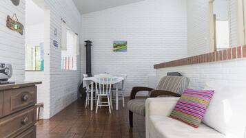 Chalé, 2 quartos, para não fumantes | Sala de estar | TV de tela plana