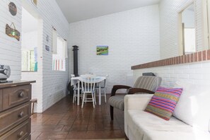 Chalet, 2 Bedrooms, Non Smoking | Living room | Flat-screen TV