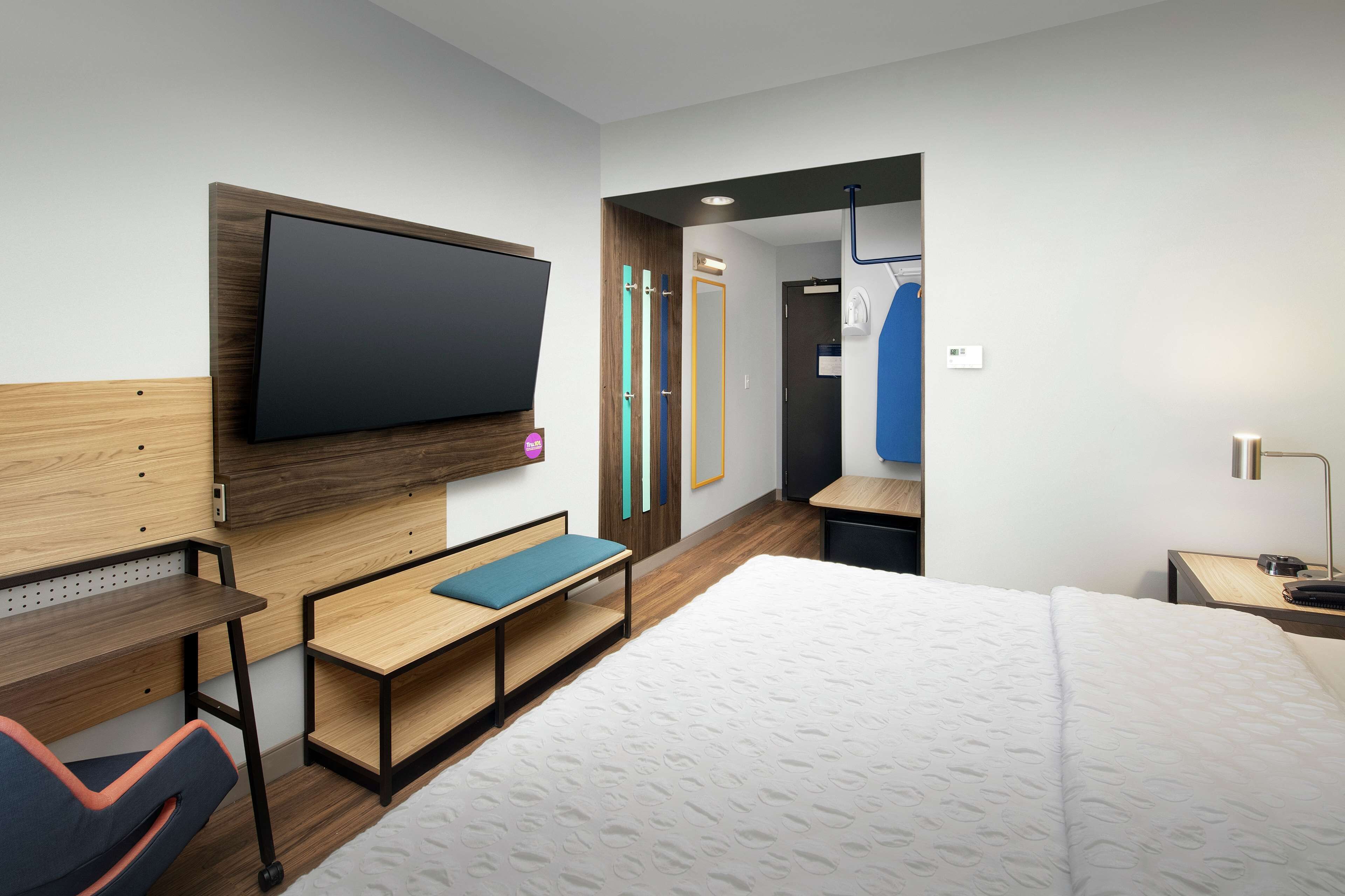 Room, 1 King Bed | In-room safe, desk, blackout drapes, iron/ironing board