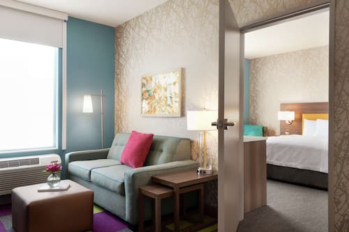 Suite, 1 Queen Bed, Accessible (Hearing) | Living area | Flat-screen TV