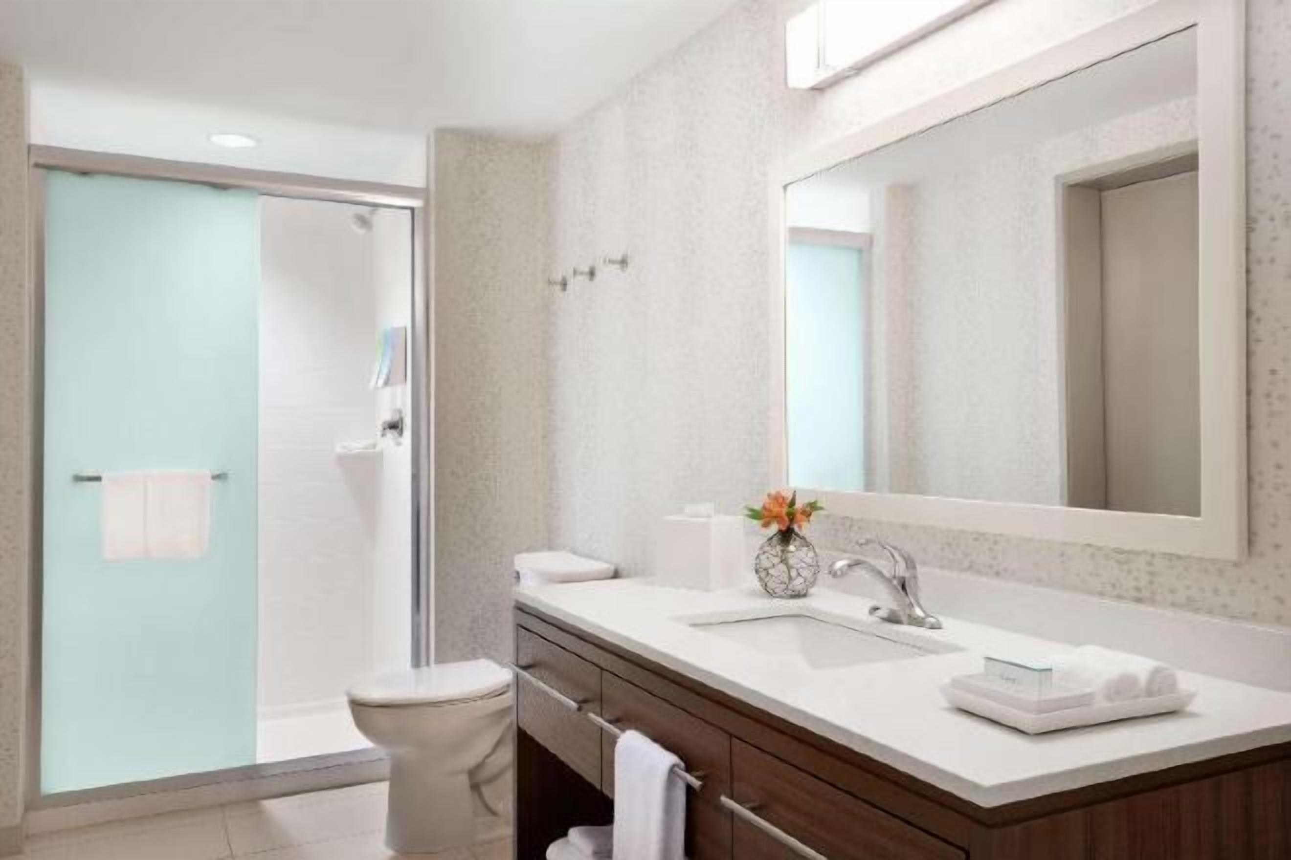 Baño | Amenidades de baño gratuitas, secadora de cabello, toallas 