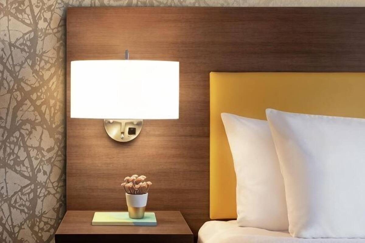 Escritorio, espacio para trabajar con un portátil, cortinas opacas