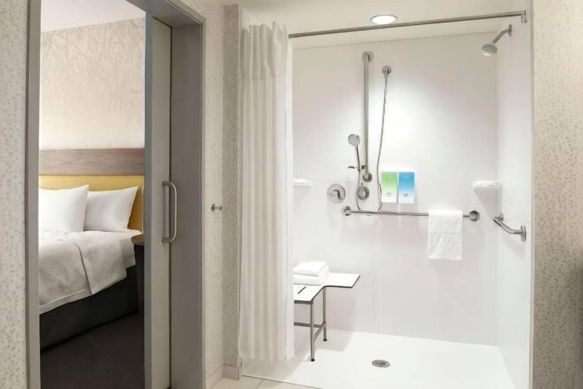 Badkamer | Gratis toiletartikelen, een haardroger, handdoeken