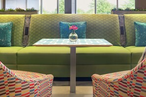 Lobby - Home2 Suites by Hilton Overland Park (Overland Park)