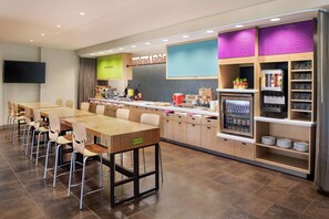 Free daily on-the-go breakfast - Home2 Suites by Hilton Overland Park (Overland Park)