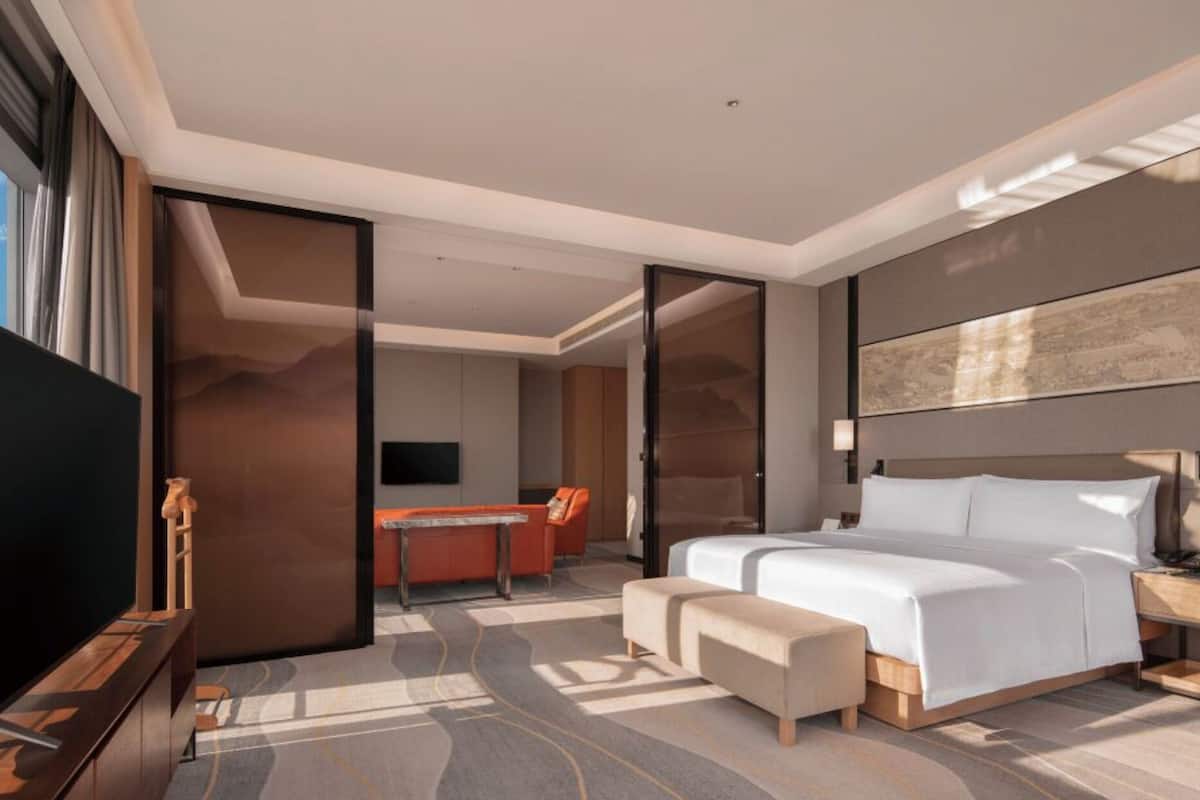 King One Bed Deluxe Suite | In-room safe, bed sheets
