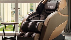 A massage chair with a city view, a small table, and a patterned carpet. - DoubleTree by Hilton Suzhou Wujiang (Suzhou)