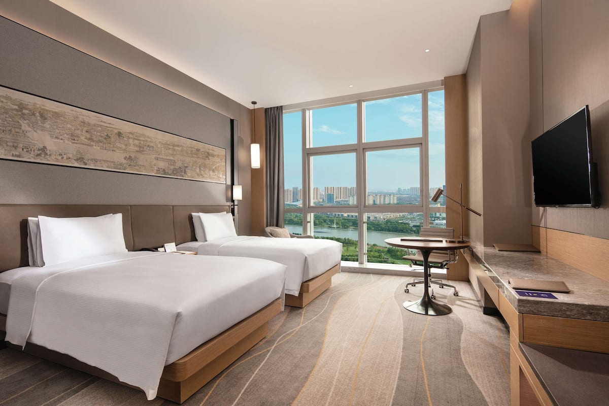 Twin Deluxe room canal view | In-room safe, bed sheets