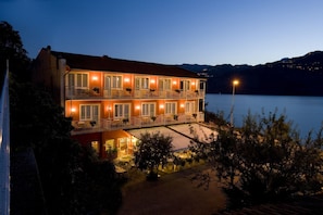 Façade de l’hébergement - soirée/nuit