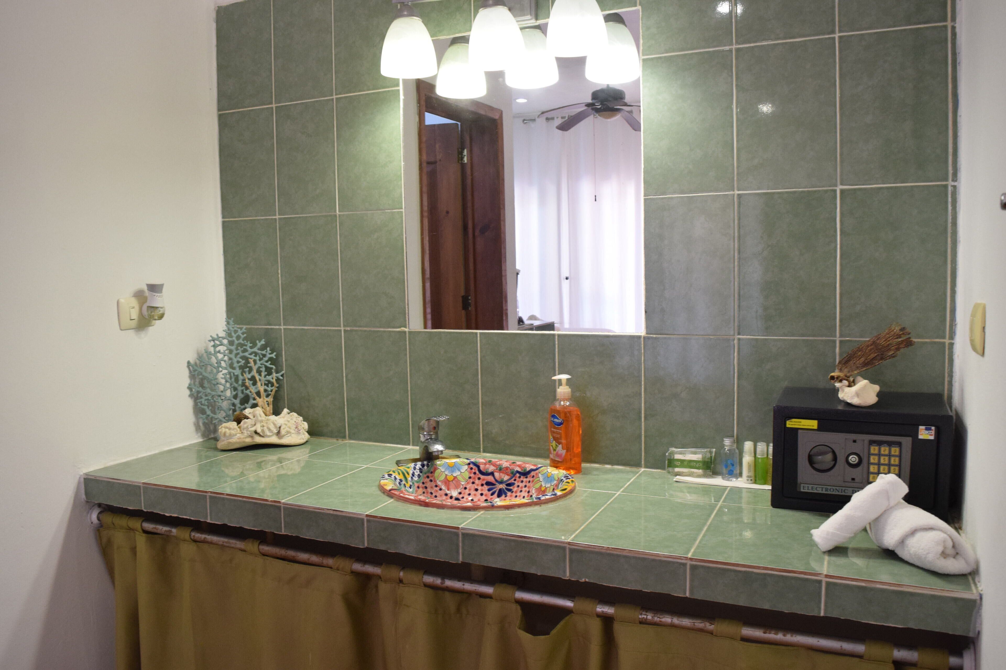 deluxe double room, 1 king bed, non smoking, partial ocean view | bathroom | shower, free toiletries, towels